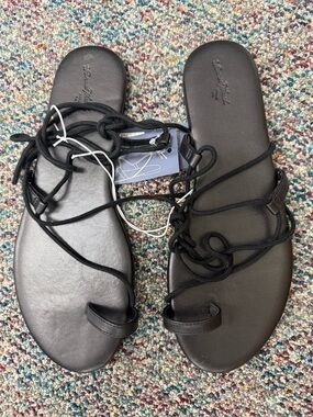 Universal Thread Ivana Footbed Toe Ring Sandals Black

Bin 7